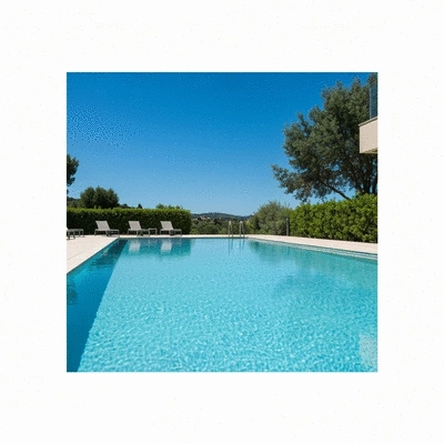 Piscine moderne avec un système de filtration écologique visible, eau cristalline, cadre méditerranéen ensoleillé d'Hyères, no text, no words, no typography, no labels, clean image