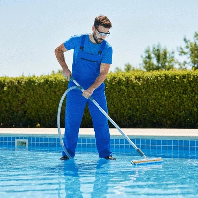 Professional pisciniste in Hyeres cleaning a residential swimming pool, demonstrating quality service
