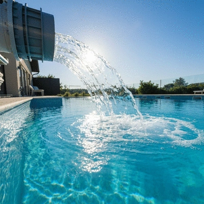 Un système de filtration de piscine moderne en action, avec de l'eau claire s'écoulant dans une piscine étincelante.