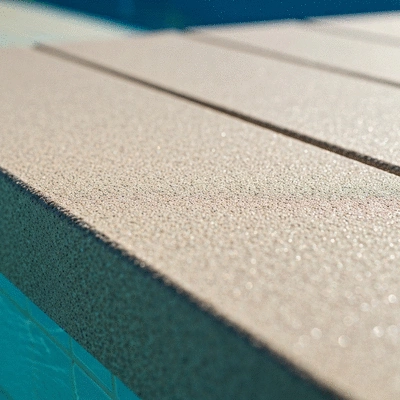 Détail de margelles de piscine propres et antidérapantes